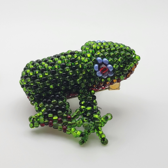 CUTE Vintage Beaded Frog Brooch in C-clasp - Picture 7 of 14